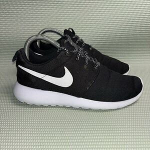 Nike Roshe One Athletic Running Shoes Women’s Size 8 844994-002 Black White